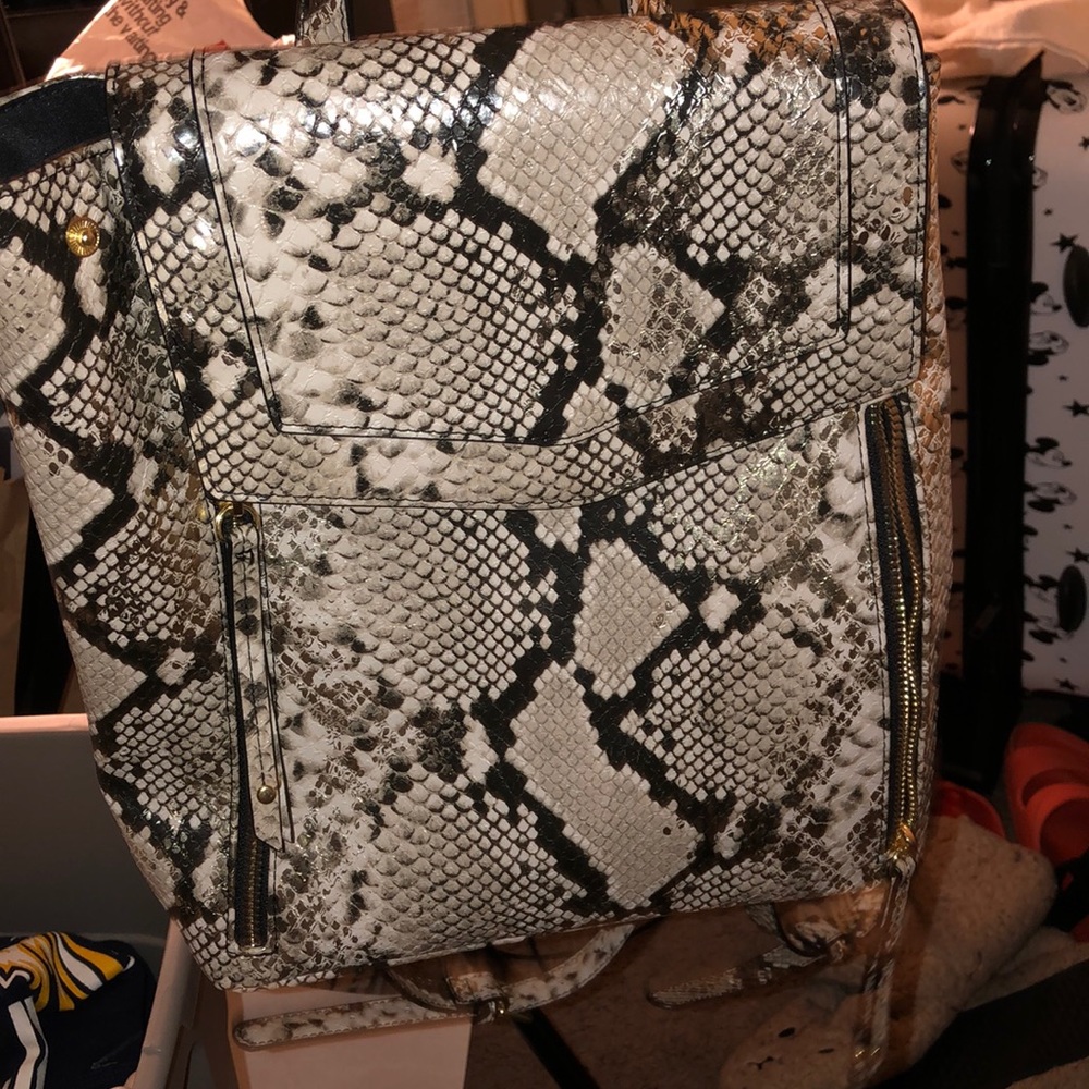 🖤 Backpack - Picture 3 of 6
